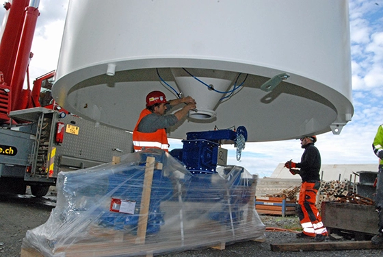 Zwei Arbeiter montieren das Pulveraktivkohle-Silo der ARA Glarnerland