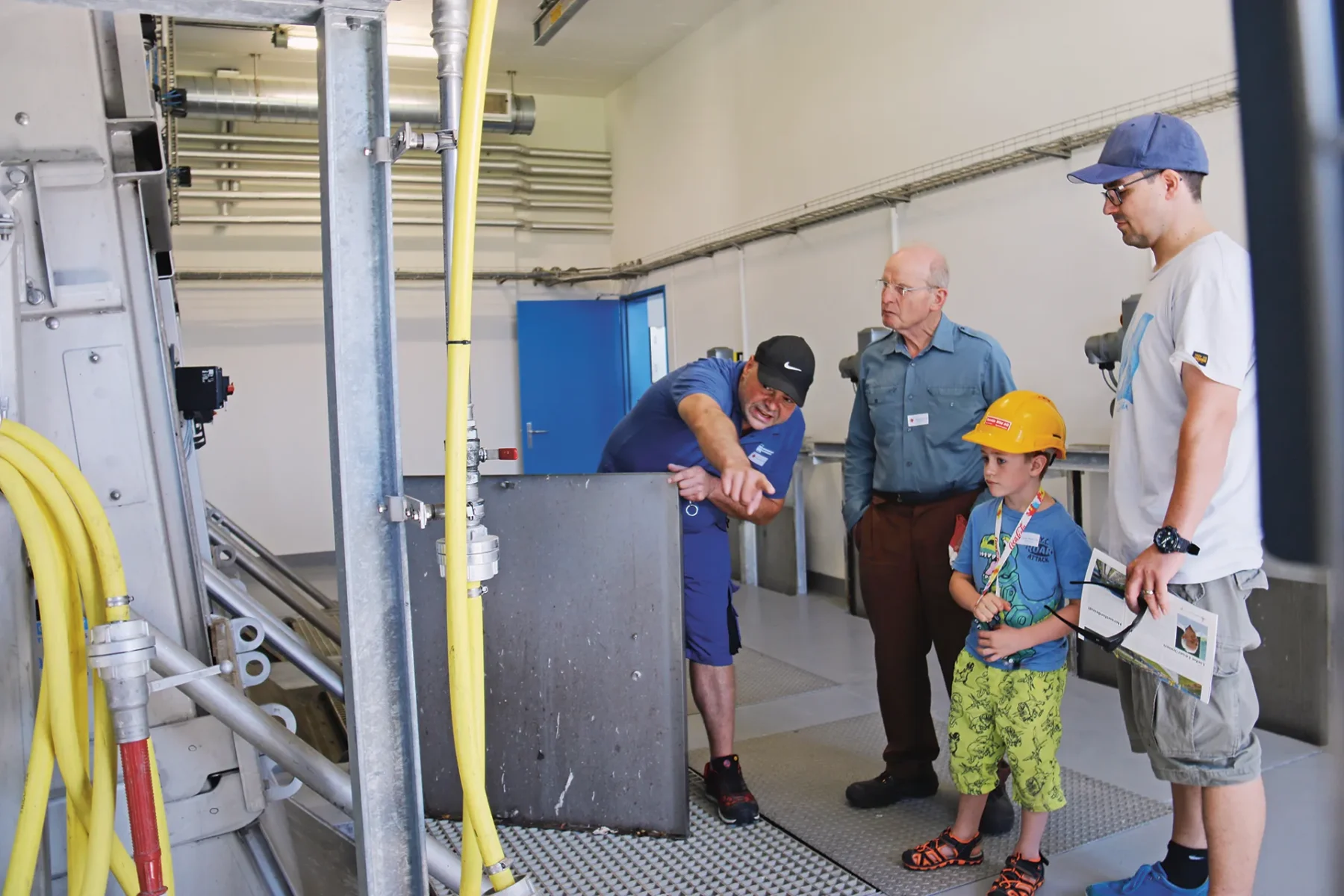 Ein Mitarbeiter der ARA Glarnerland erklärt Besuchern die Anlage