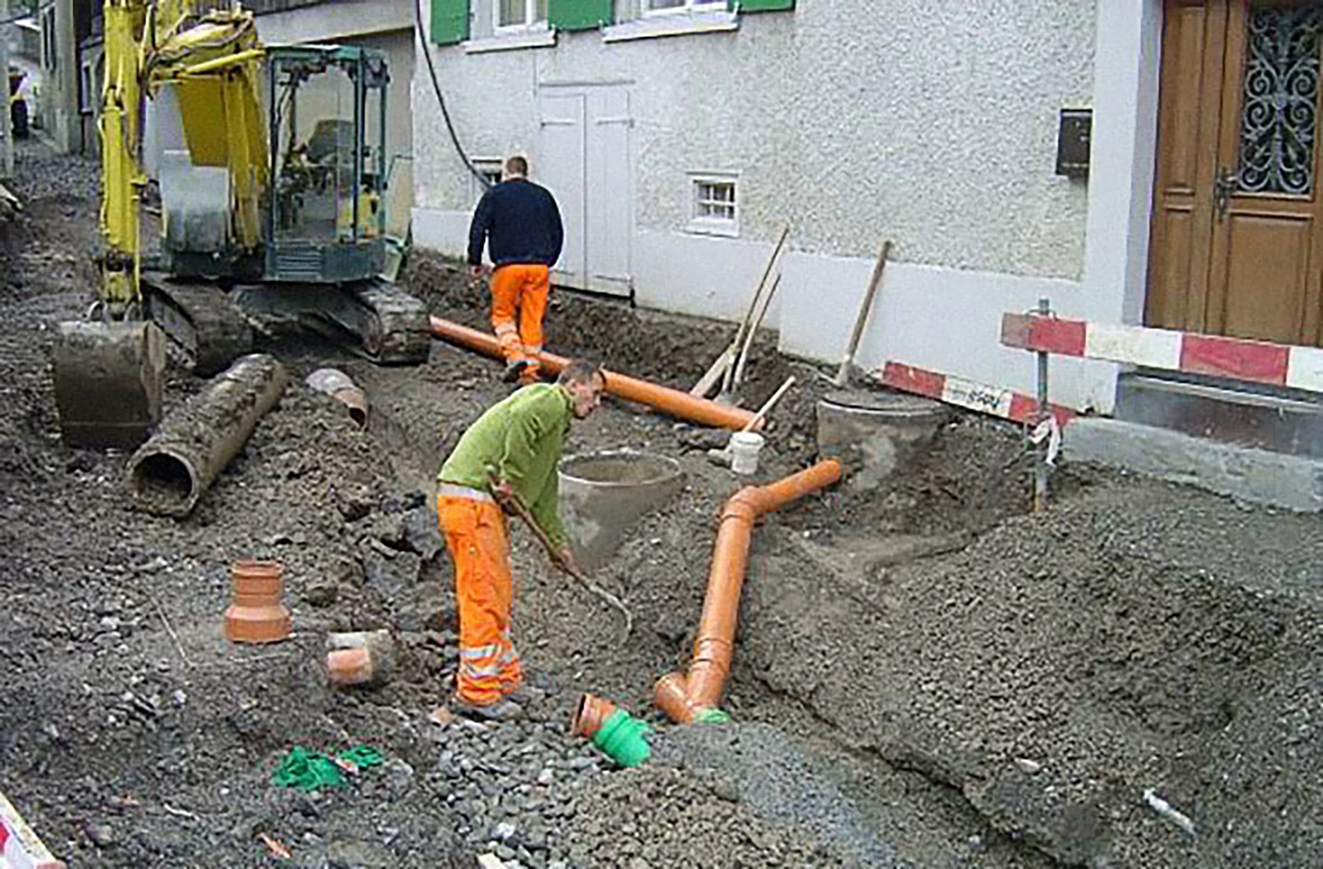 Bauarbeiter legen Entwässerungsrohre