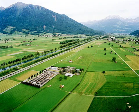 Luftaufnahme der ARA Glarnerland um 1986