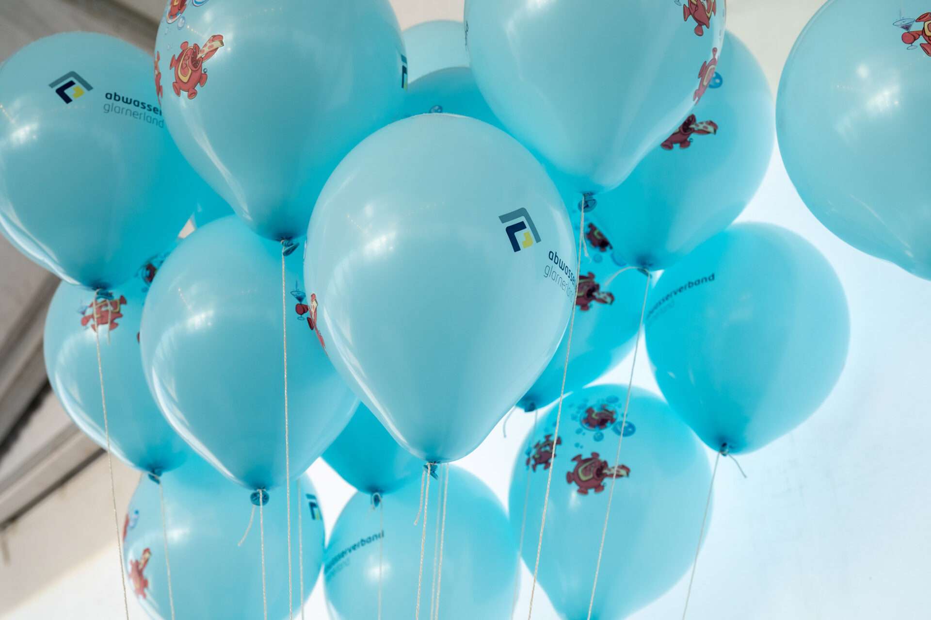 Strauss an blauen Luftballons
