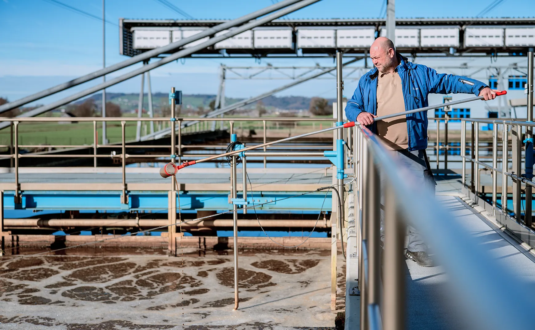 Mitarbeiter des Abwasserverbands Glarnerland bei der Arbeit in der Abwasserreinigungsanlage