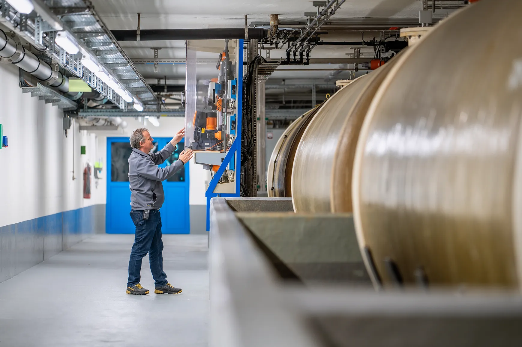 Mitarbeiter des Abwasserverbands Glarnerland bei Wartungsarbeiten an einer technischen Anlage